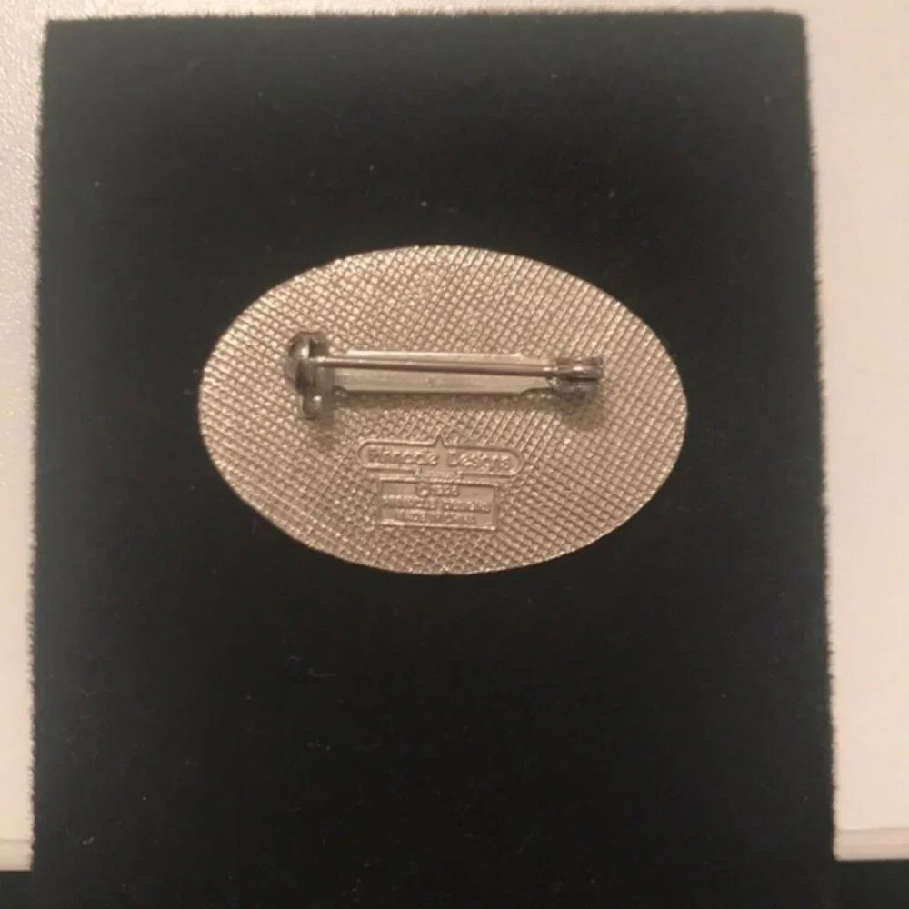 ⛷️✨ Vintage Vail Ski Oval Lapel Pin | Metal Enamel Design ✨⛷️